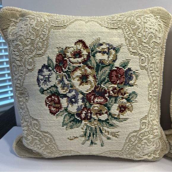 Set Of 2 Tapestry Accent Pillows 13” Square Lace Look Classic Floral Bouquet - Picture 3 of 6